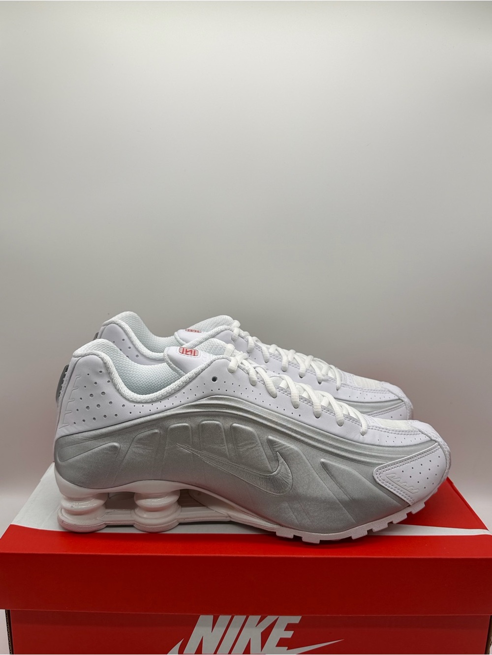 Nike Shox R4 White Metallic Silver HQ1998-101 Men’s Size 9.5